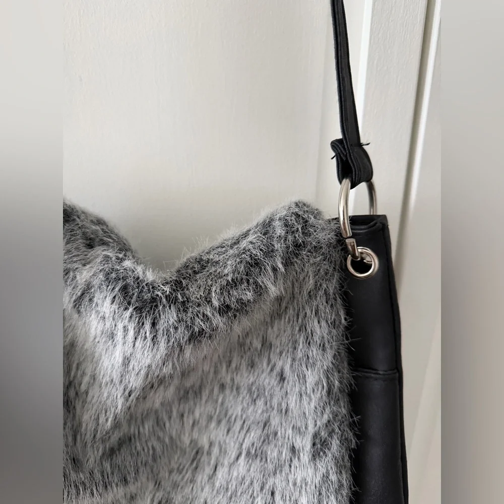 Vintage Faux Leather & Faux Fur Hobo Bag Black Crossbody Slouchy Y2K - Picture 4 of 10